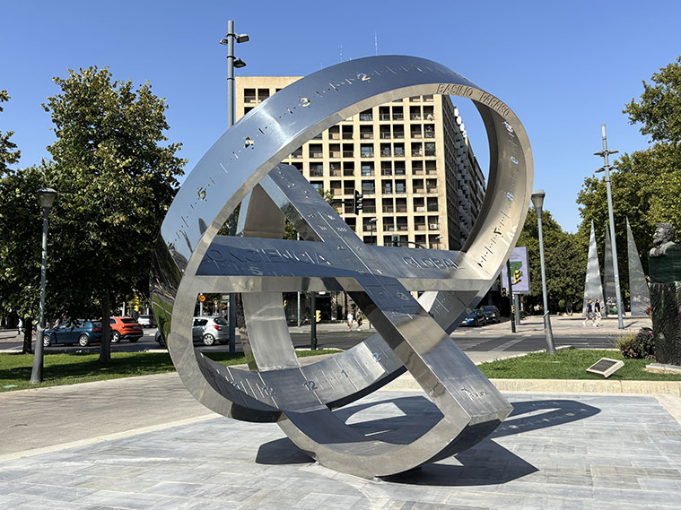 Reloj solar 'Conciencia Global' Plaza Basilio Paraiso en Zaragoza