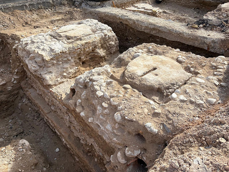 Restos de la Puerta del Duque de la Victoria hallados en la Plaza de San Miguel