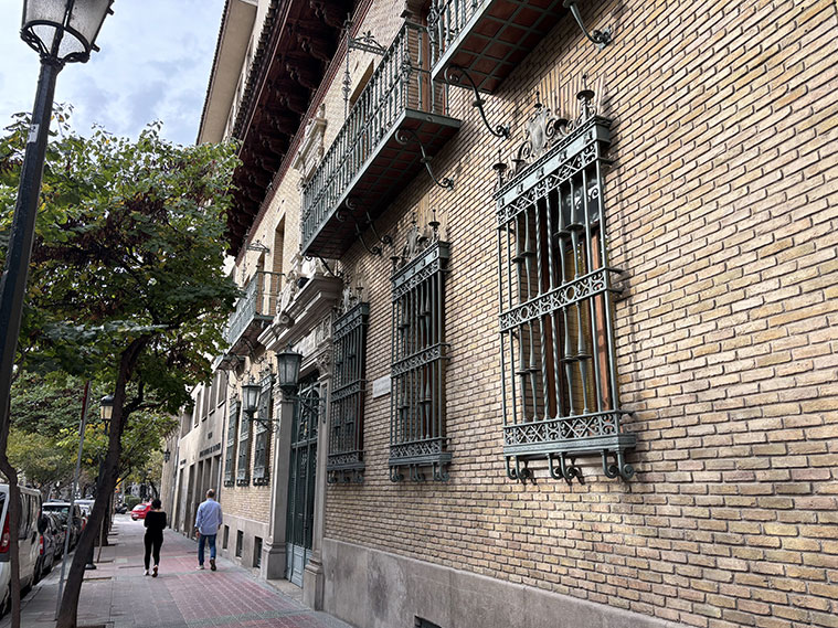 Vista de la Mutua de Accidentes de Zaragoza desde la Calle Sancho y Gil