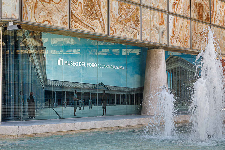 Vista del Museo del Foro de Zaragoza desde la Plaza de La Seo