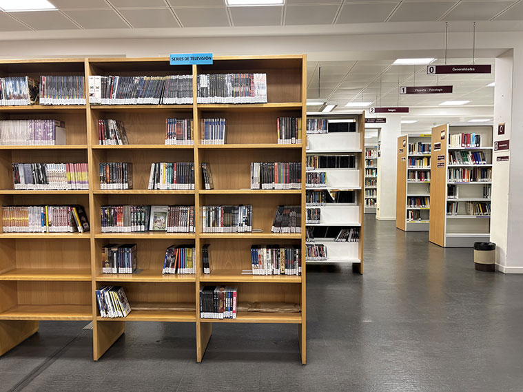 Zona de audiovisual de la Biblioteca de Doctor Cerrada