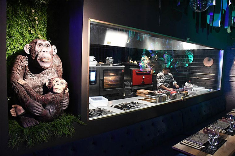 cocina a la vista del restaurante bunkerbar