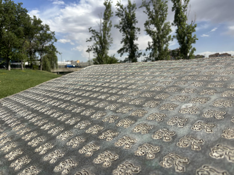 Al conjunto de batracios se sumó un gran cubo con una placa sobre la que se representa, por medio de un grupo de ranas, la Sucesión de Fibonacci