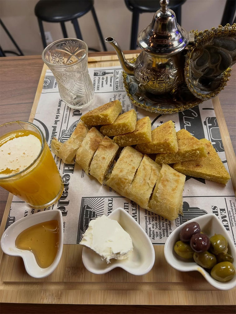 desayuno con te marroquí en cafeteria goldie