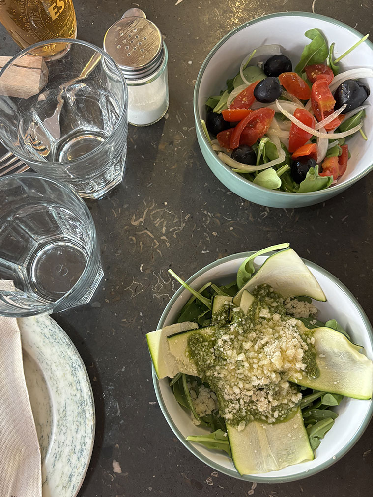 entrante ensaladas en la Pizzería Leone de Zaragoza