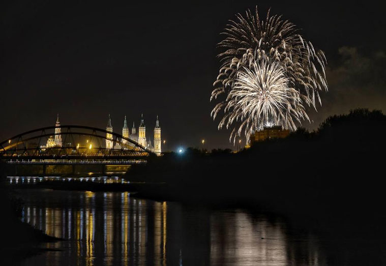 fuegos artificiales y traca final en las Fiestas del Pilar 