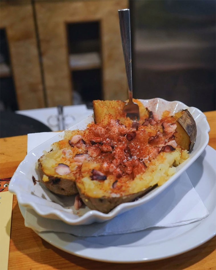 patata asada rellena en La Cordobesa