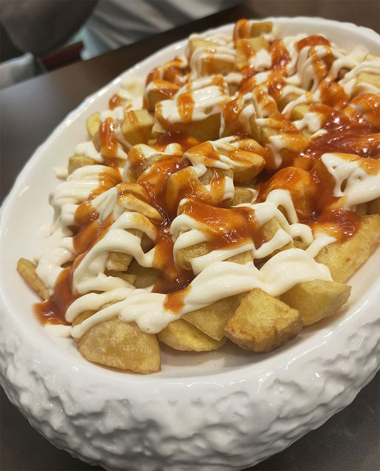 patatas bravas en Teniente Peseta Gastrobar