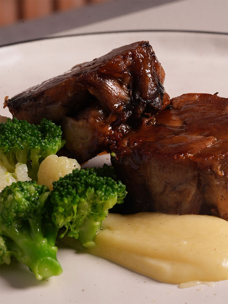plato de carne en el restaurante Me va Me va