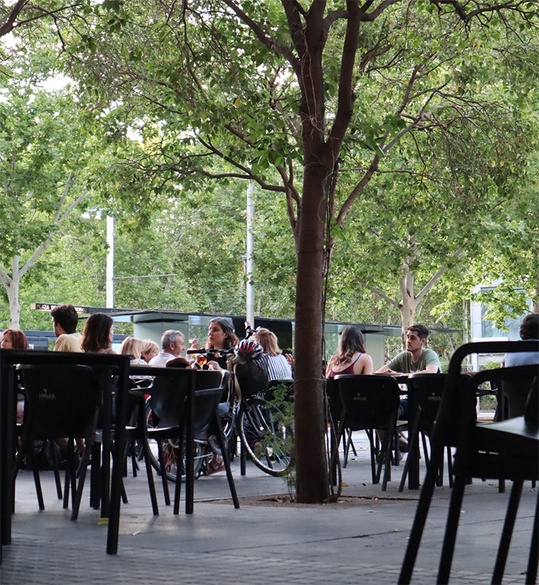 terraza en la plaza san francisco del restaurante nómada