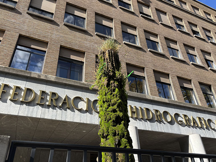 Escultura-fuente en la Confederación Hidrográfica del Ebro
