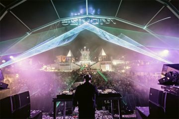 DJ Padre Guilherme actuando con su equipo de música electrónica en la Plaza del Pilar de Zaragoza