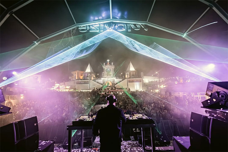 DJ Padre Guilherme actuando con su equipo de música electrónica en la Plaza del Pilar de Zaragoza