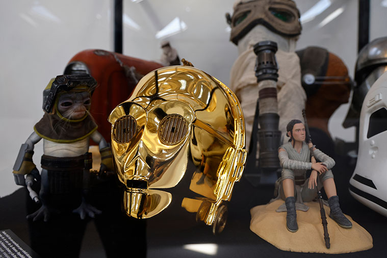 Exposición 'Más allá de la Galaxia' en Mobility City figuras
