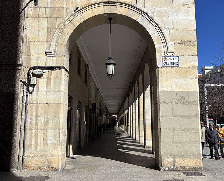 Faroles colgantes instalados en los porches del Paseo de la Independencia