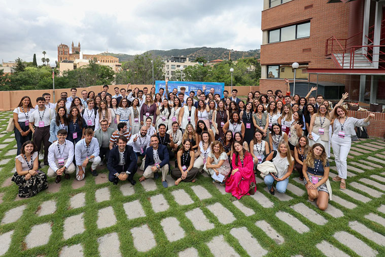 Foto de familia de jóvenes asistentes a Foro de Talento