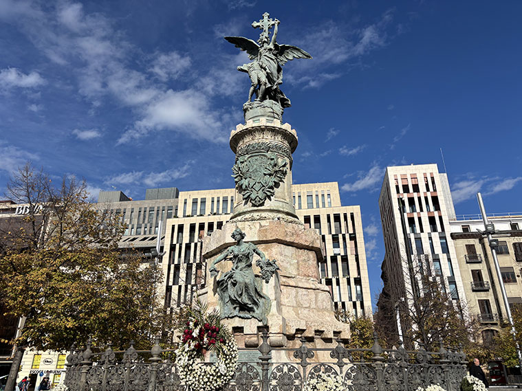 La Plaza de España de Zaragoza, con el edificio de Puerta Cinegia a la izquierda, el monumento a los Mártires en el centro y la antigua sede del Banco Zaragozano a la derecha