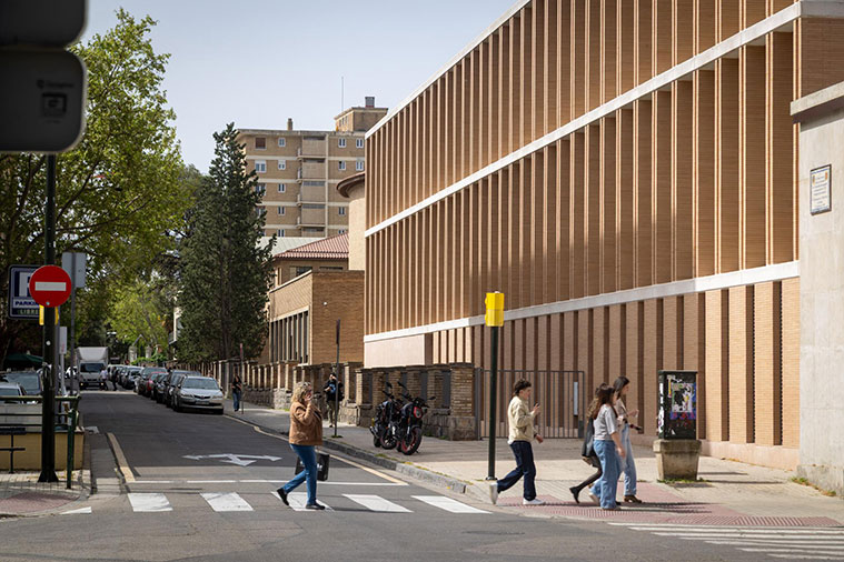 La calle Pedro Cerbuna a la altura de la entrada al campus de la plaza San Francisco.