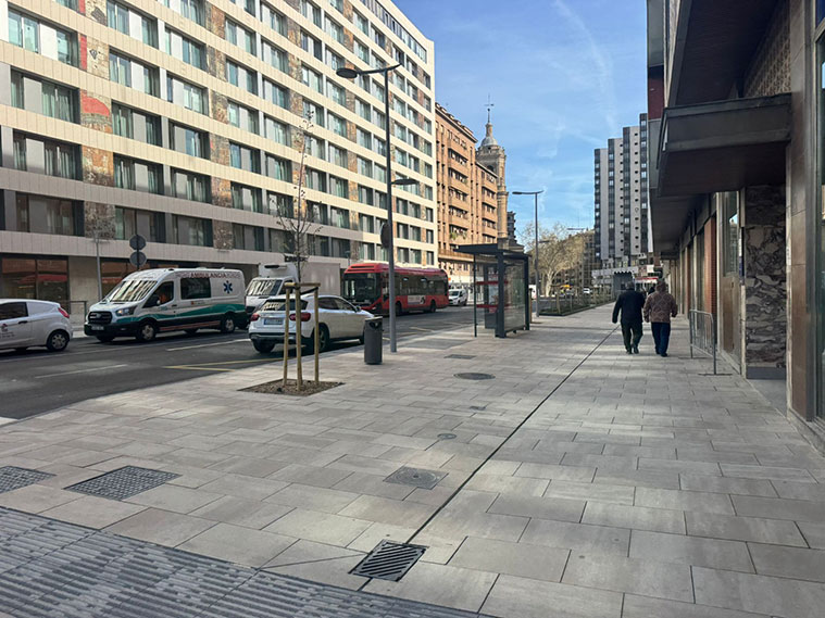 La renovación de la avenida combina accesibilidad, sostenibilidad y estética urbana, creando un espacio más cómodo y atractivo para zaragozanos y visitantes