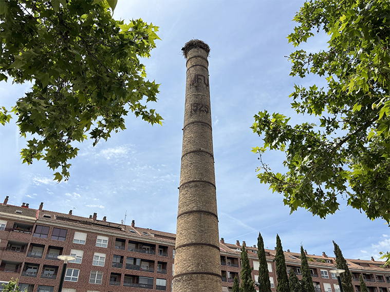 La simbólica chimenea de la antigua estación de Utrillas de Zaragoza