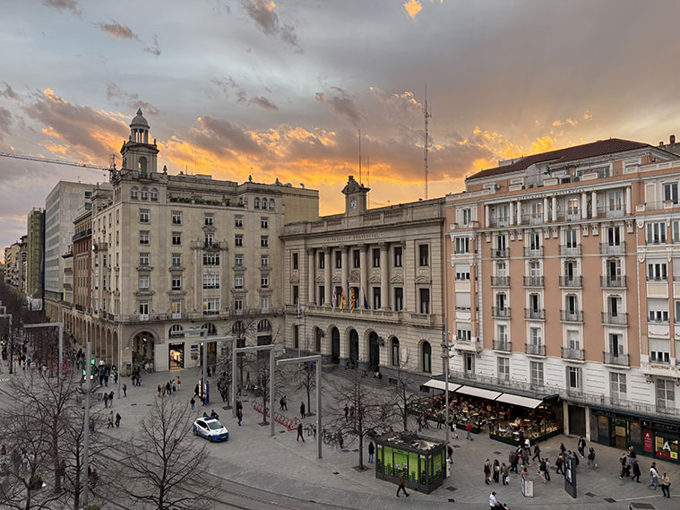 Los edificios del antiguo Banco Hispano Americano y de la Diputación de Zaragoza en la Plaza de España
