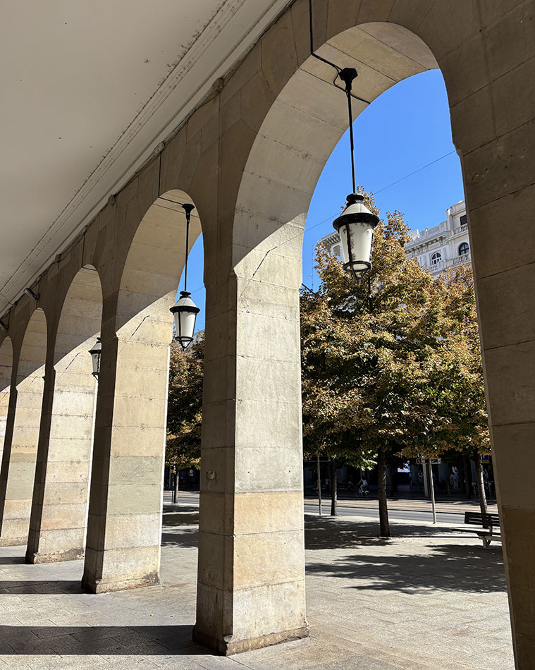 Los soportales del Paseo de la Independencia recuerdan al modelo de la Rue de Rivoli de París, que inspiró el diseño de la avenida zaragozana