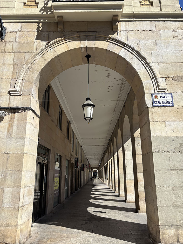 Los soportales del Paseo de la Independencia recuerdan al modelo de la Rue de Rivoli de París, que inspiró el diseño de la avenida zaragozana