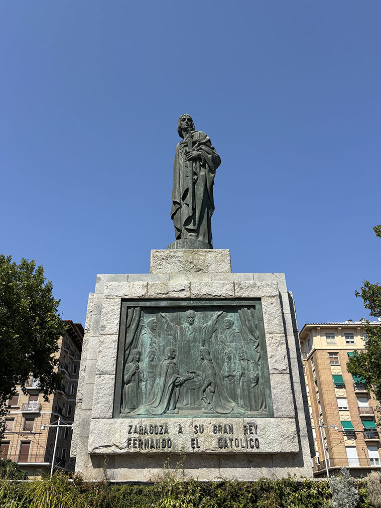 Monumento a Fernando el Católico en la Plaza San Francisco de Zaragoza