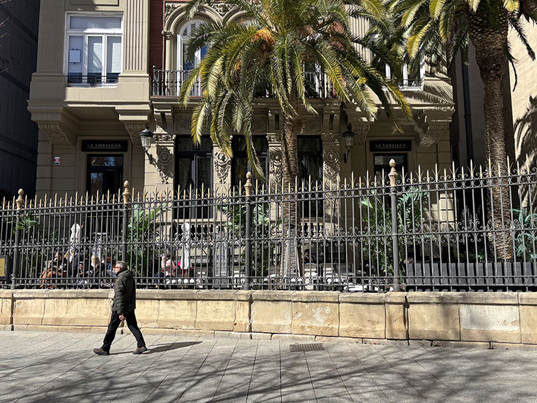 Persona paseando frente al Edificio en la Plaza Aragón nº 12 Zaragoza