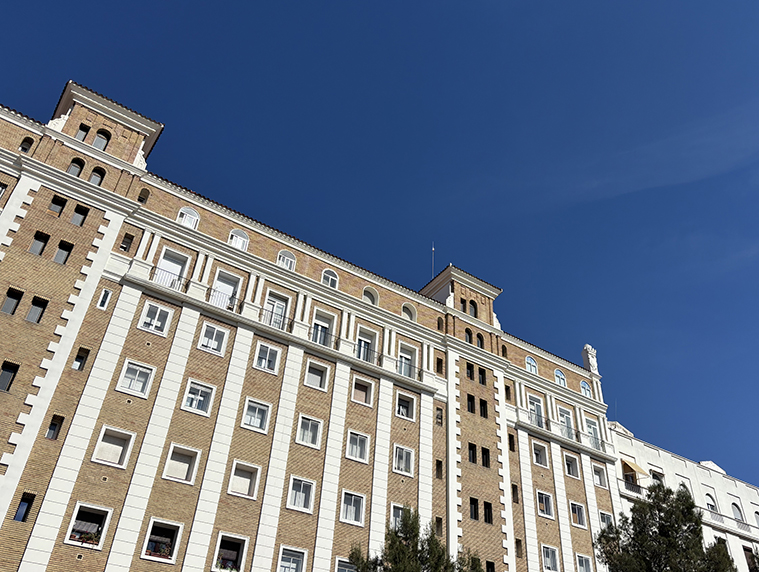 Vista de un edificio del Paseo María Agustín 