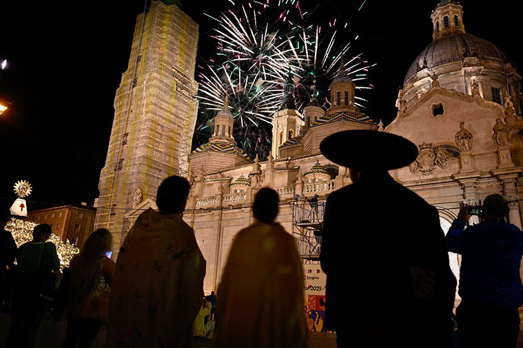 Broche final de las Fiestas del Pilar: los fuegos artificiales iluminan Zaragoza