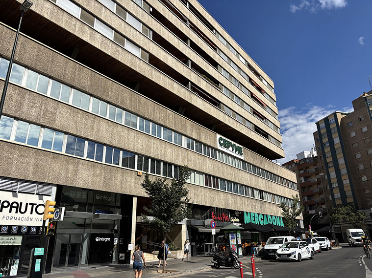 Edifico de la Plaza roma en el Barrio de Las Delicias