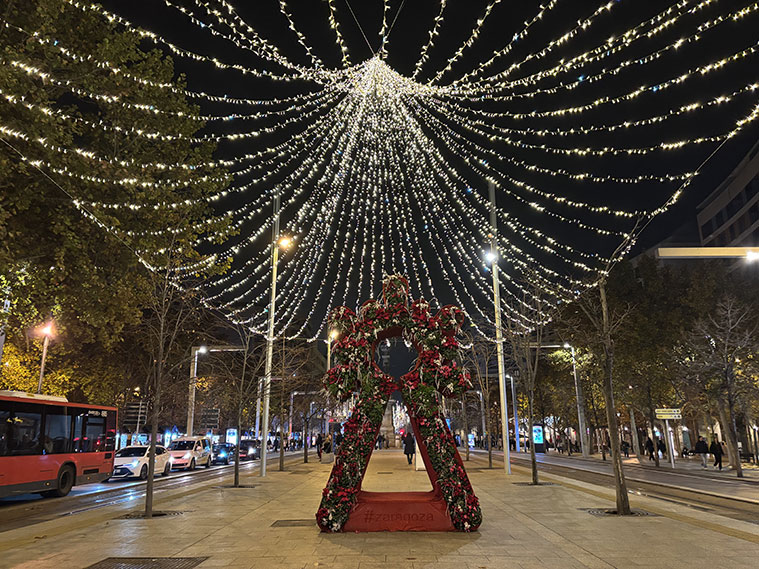 Los paraguas de luz de la Virgen del Pilar de Monge, instalados en la plaza de Aragón