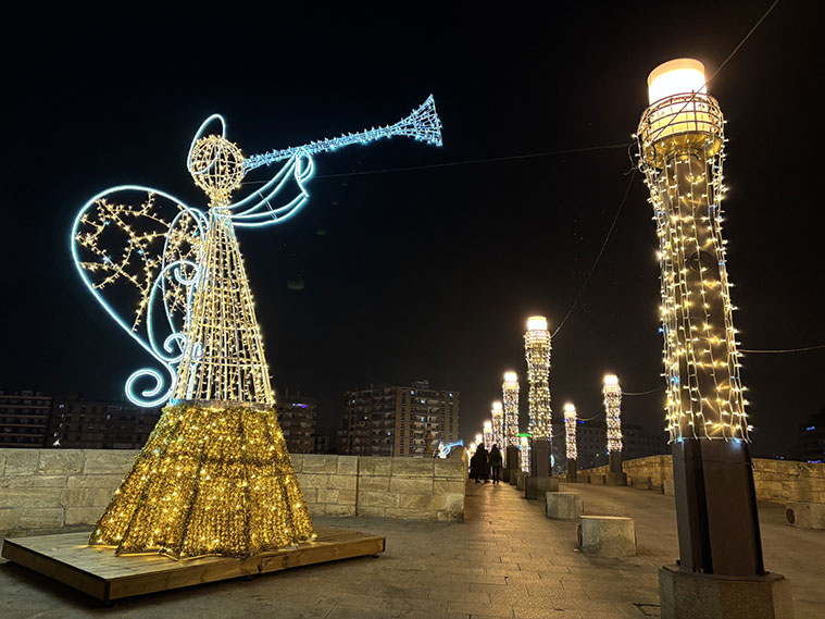 Luces de Navidad en el Puente de Piedra de Zaragoza
