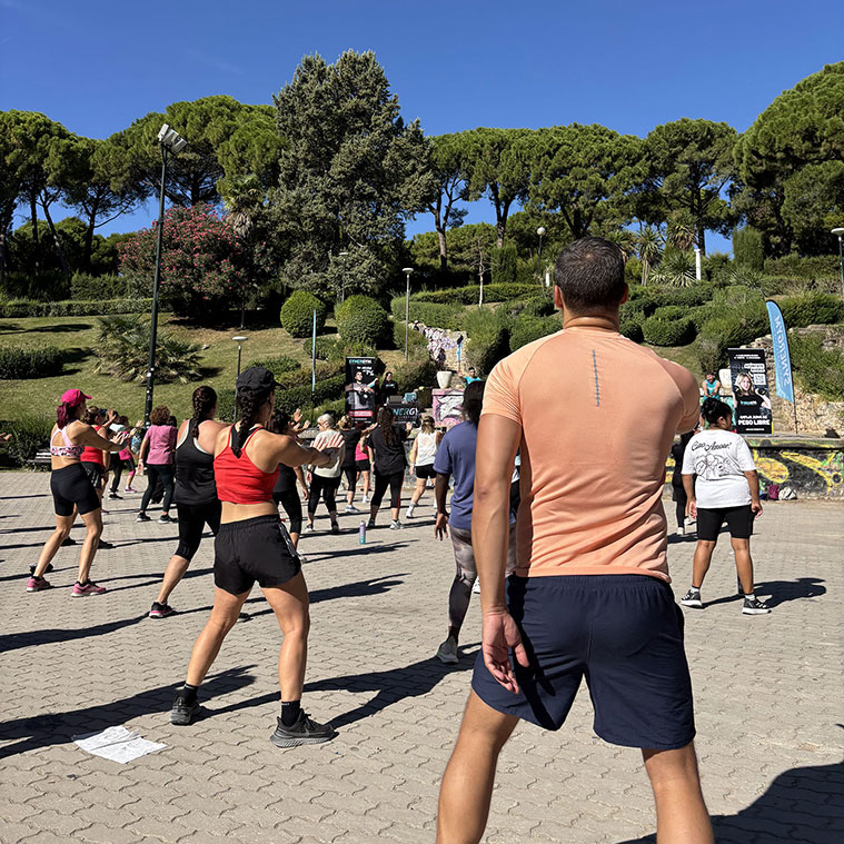 Actividad deportiva al aire libre en el Jardín de Invierno de Zaragoza