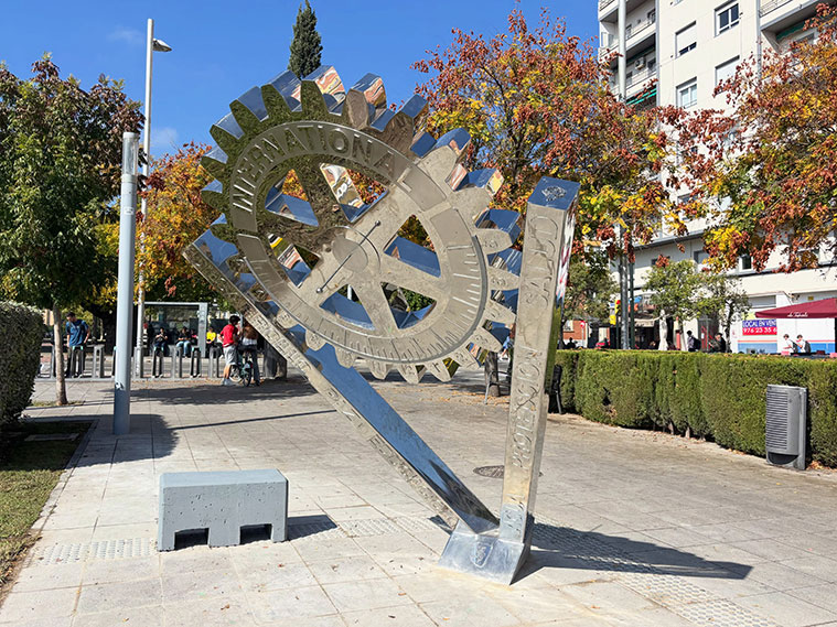 Detalle de las marcas horarias del reloj solar «Valores», una obra que combina astronomía y arte urbano en Zaragoza.