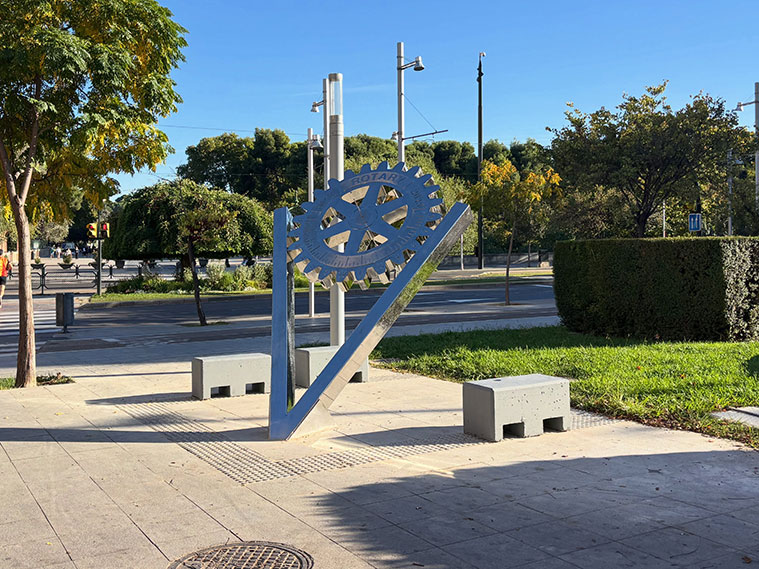 El reloj solar «Valores» forma parte del paisaje urbano de la plaza del Emperador Carlos V de Zaragoza