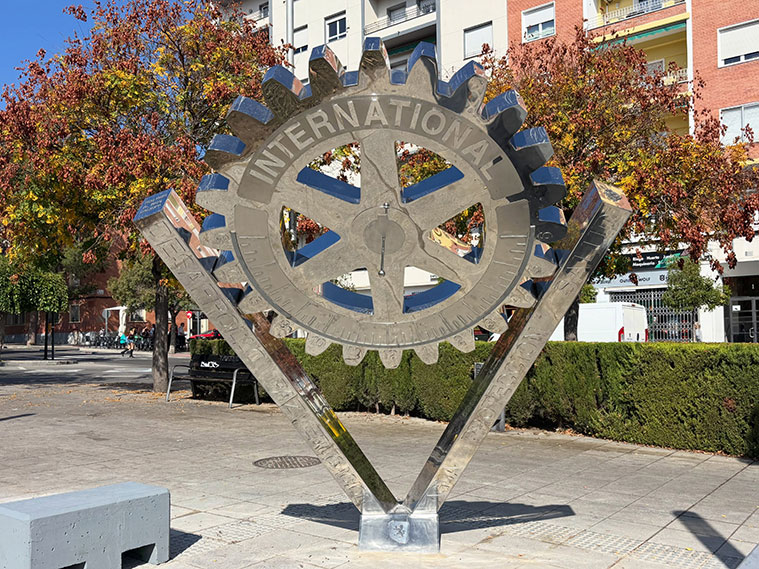 Escultura «Valores», diseñada por Antonio Ros y Teo Ros, con la rueda de Rotary International como elemento central