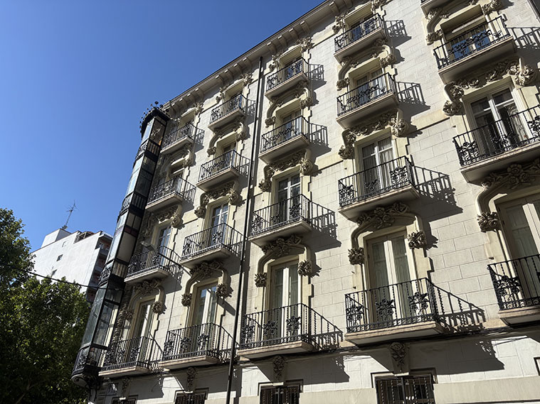 La Casa Corsini es un edificio de viviendas proyectado por Juan Francisco Gómez Pulido en 1904