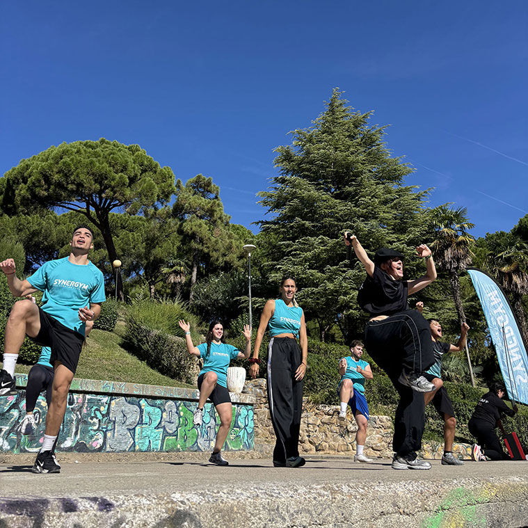 Participantes disfrutando de una jornada de deporte al aire libre en el Jardín de Invierno de Zaragoza