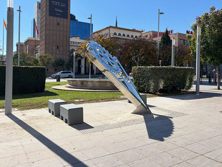 Reloj solar «Valores» en la plaza del Emperador Carlos V de Zaragoza, junto al Parque Grande José Antonio Labordeta