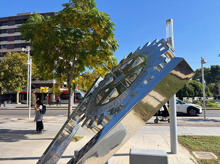 Reloj solar Valores en la plaza del Emperador Carlos V de Zaragoza