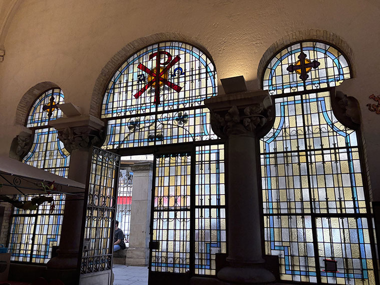 Vidrieras de la antigua capilla de estilo neogótico