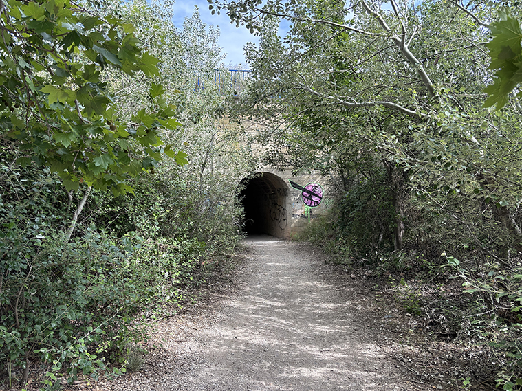 Camino bajo el paso del ferrocarril de Zaragoza