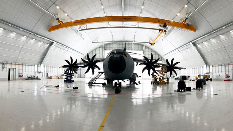 interior de un hangar en la Base Aérea de Zaragoza