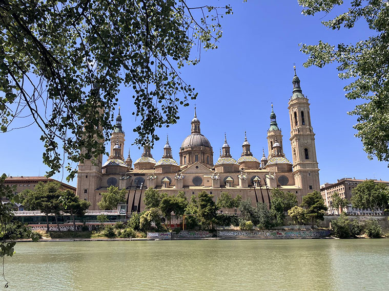 vista del río Ebro y el pilar desde la arboleda de Macanaz