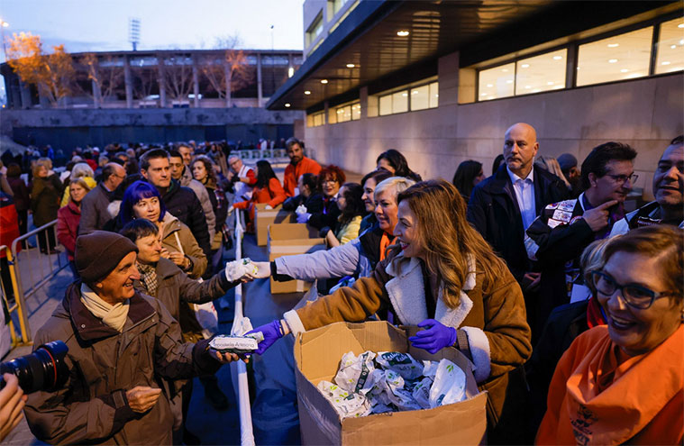 Reparto de longaniza del Jueves Lardero
