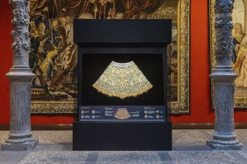 Fundación Ibercaja exhibe el manto ofrecido a la Virgen del Pilar