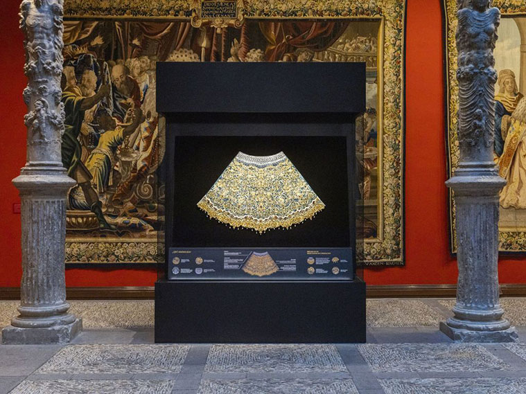Fundación Ibercaja exhibe el manto ofrecido a la Virgen del Pilar