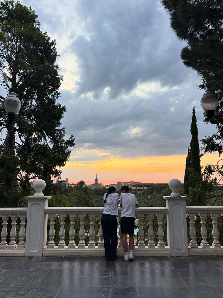 Contemplar el atardecer desde las escaleras del Batallador